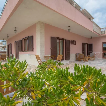 Plava Laguna بيت ضيافة 3*