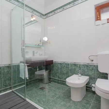 Plava Laguna بيت ضيافة 3*