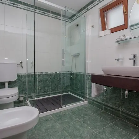 Plava Laguna بيت ضيافة 3*