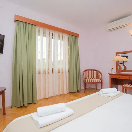 Plava Laguna بيت ضيافة